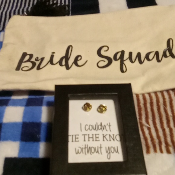 Bride bundle make up bag and earrings - Picture 3 of 3